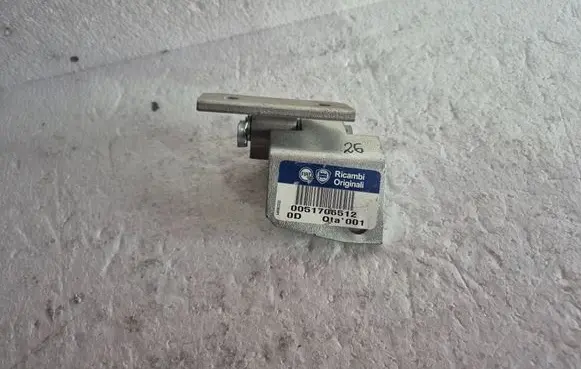 Fiat 500 Cinquecento Front door upper hinge 51706512