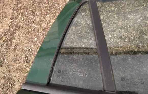 Rear vent window glass