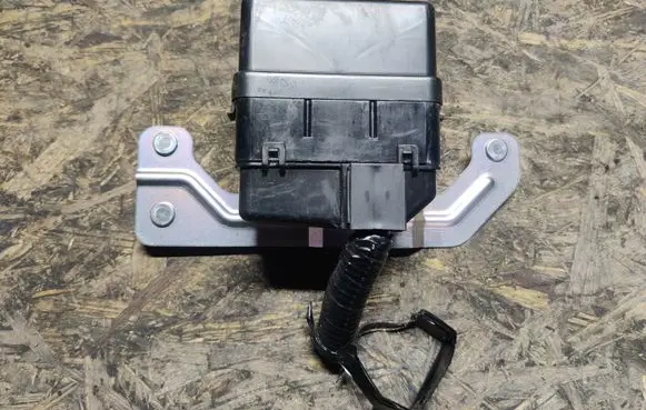 Infiniti Q70 Y51 Relay mounting block 