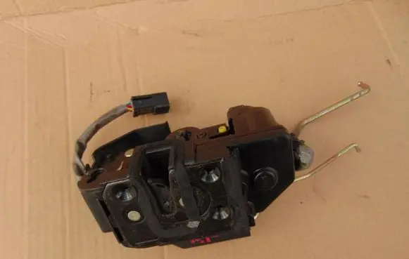 Hyundai Getz Front door lock 813201C201