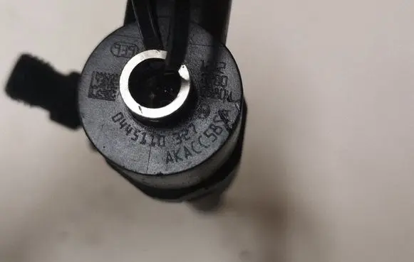 Opel Insignia A Fuel injector 0445110327