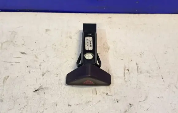 Volvo V70 Hazard light switch 30739320