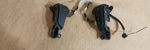 Steering wheel buttons/switches