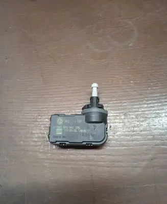 Headlight level adjustment motor