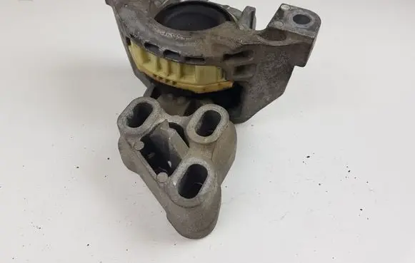 Mercedes-Benz CLA C117 X117 W117 Engine mount bracket A2462400617