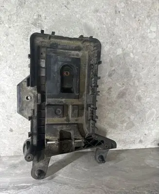 Volkswagen PASSAT B7 Battery tray 1K0915333