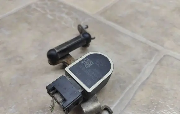 Headlight/headlamp level sensor