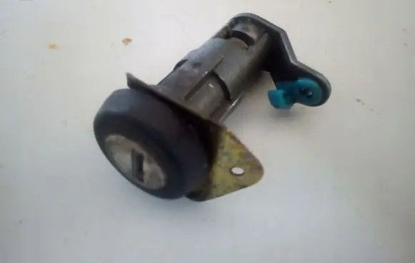 Iveco Daily 3rd gen Coupe door lock (next to the handle) 