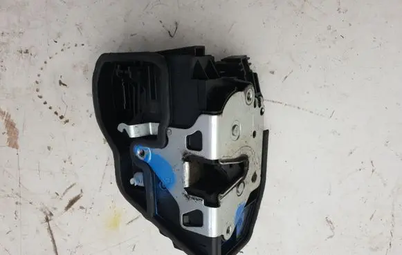 BMW X3 E83 Front door lock 7202145