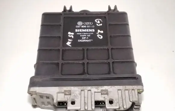 Volkswagen Golf III Engine control unit/module 037906024D 5WP4122