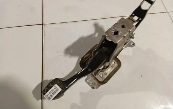 Volkswagen Golf V Brake pedal 1K1721057L