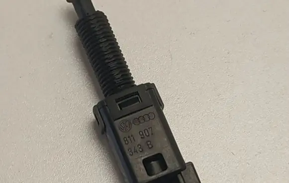 Volkswagen PASSAT B5 Brake pedal sensor switch 811907343B