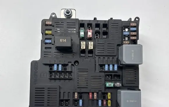 Volvo S60 Fuse module 32212298 19073