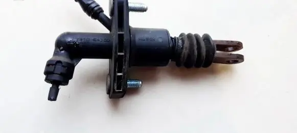 Suzuki Grand Vitara II Clutch master cylinder 2381064J00 23810-64J00