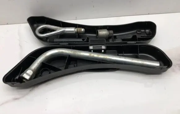 Audi A4 S4 B7 8E 8H Tool set 8E0012111A