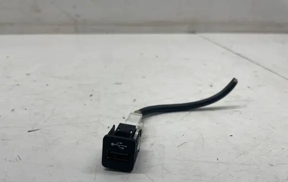 BMW 3 G20 G21 USB socket connector 9229294