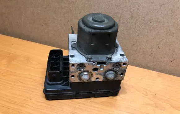 Toyota Corolla E120 E130 ABS Pump 4451013070 8954113040