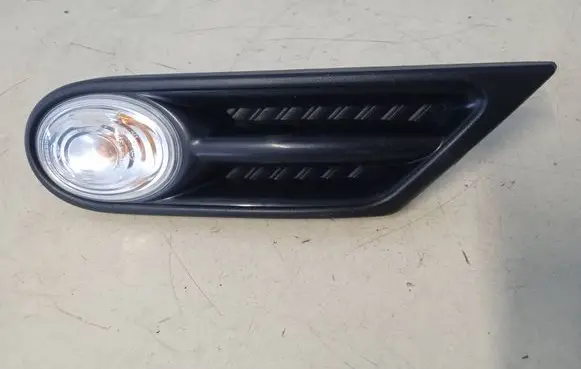 Front fender indicator light
