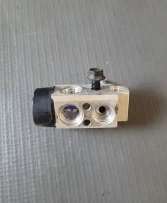 KIA Sportage Air conditioning (A/C) expansion valve 97775N7011