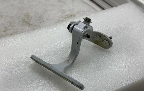 Tailgate/trunk/boot hinge