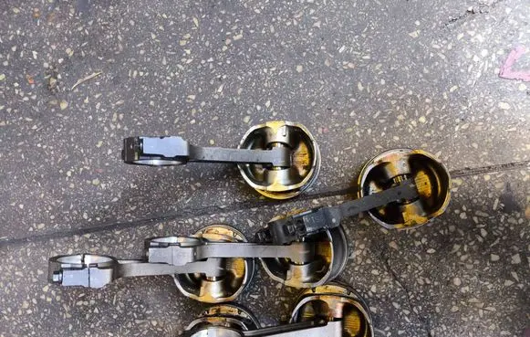 Chevrolet Corvette C6 Piston with connecting rod 
