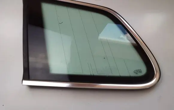 Volkswagen Touareg II Rear side window 7P6845297