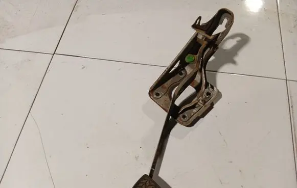 Toyota RAV 4 (XA20) Brake pedal 