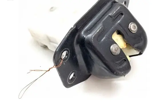 Nissan Juke I F15 Tailgate exterior lock