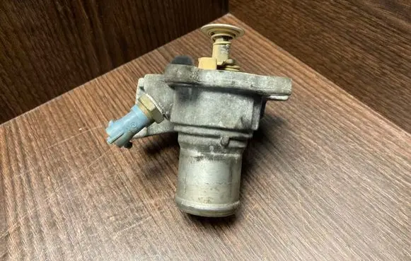 Thermostat/thermostat housing