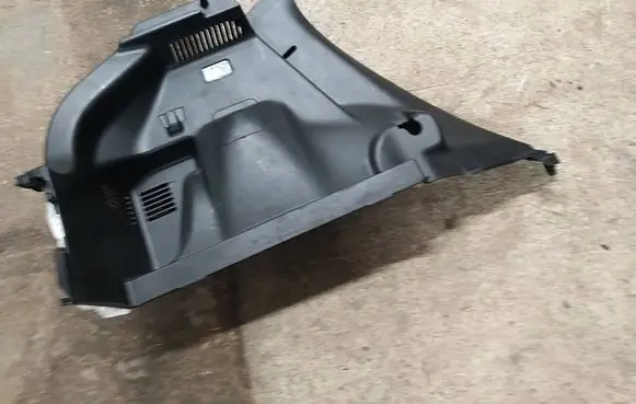 Suzuki Swift III Trunk/boot lower side trim panel 7628152R0