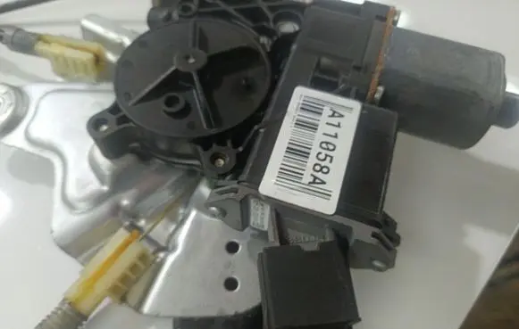 Opel Insignia A Front door window regulator motor 1330240LH