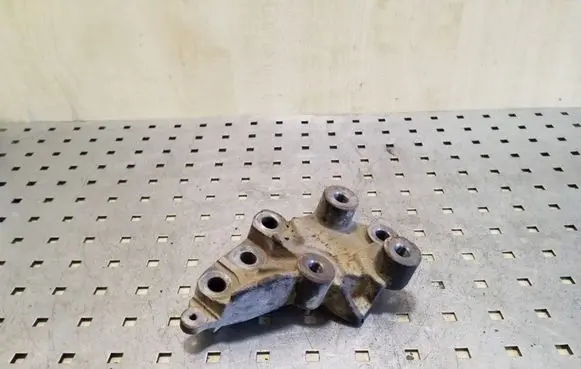 Honda CR-V Engine mounting bracket
