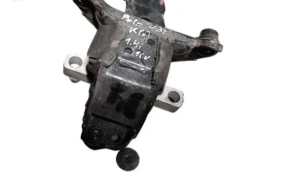 Volkswagen Polo IV 9N3 Engine mount bracket 6Q0199555