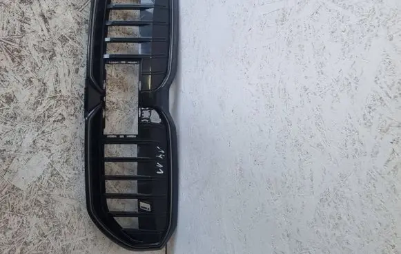 BMW 5 G60 Front bumper upper radiator grill 8084683