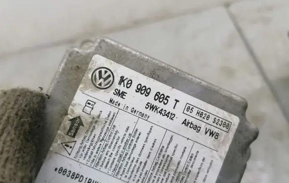 Volkswagen Golf V Airbag control unit/module 1K0909605T