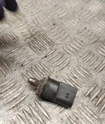Audi A6 S6 C6 4F Fuel pressure sensor 0261545008