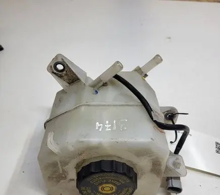 Lexus NX Brake fluid reservoir