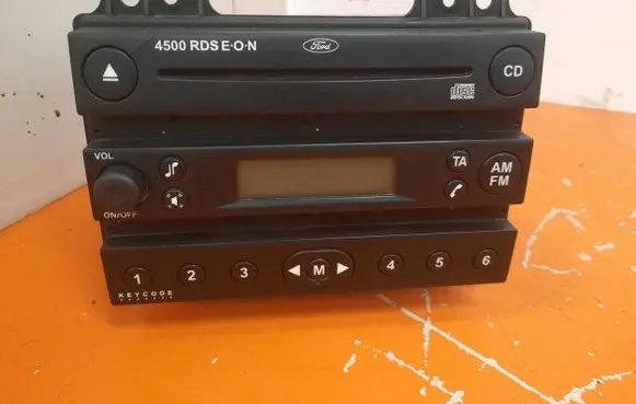 Ford Fusion Radio/CD/DVD/GPS head unit 10R-020451