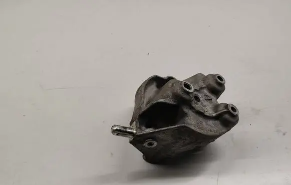 Engine mounting bracket