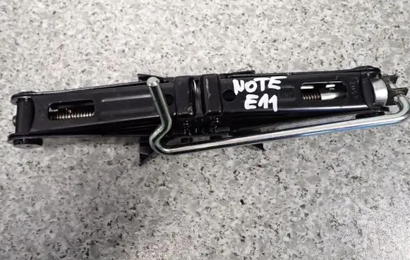 Nissan Note (E11) Spare wheel mounting bracket 995509U00A