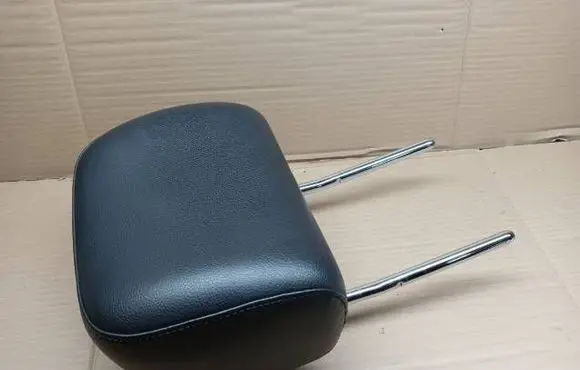 Volkswagen PASSAT B7 Front seat headrest 