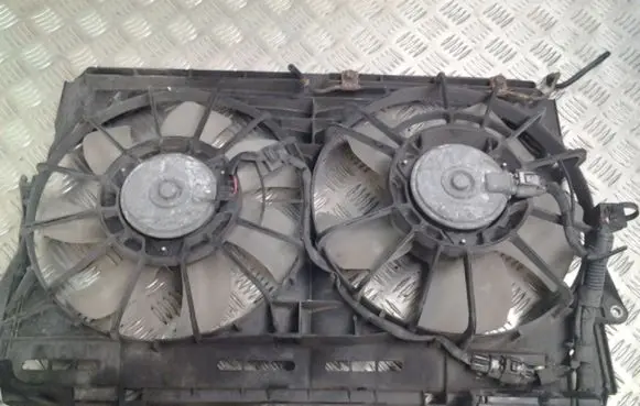 Radiator cooling fan shroud