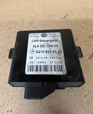Mercedes-Benz E W210 Light module LCM A2108206426 109906 5LA00750803