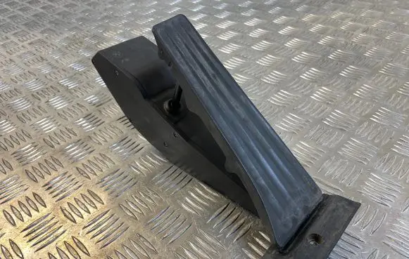 BMW X3 E83 Accelerator throttle pedal 25916010 130704T 676693