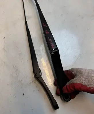 Volkswagen PASSAT B7 Front wiper blade arm 9898