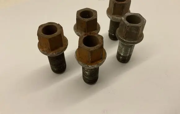 Volkswagen PASSAT B6 Anti-theft wheel nuts and lock 