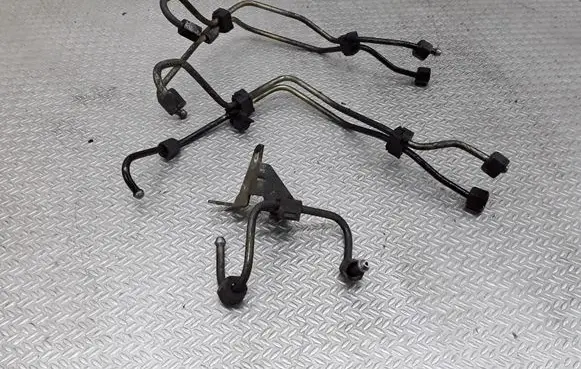 Fuel injector supply line/pipe