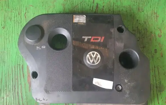 Volkswagen PASSAT B5 Engine cover (trim)