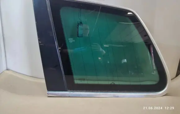Volkswagen Touareg I Rear side window