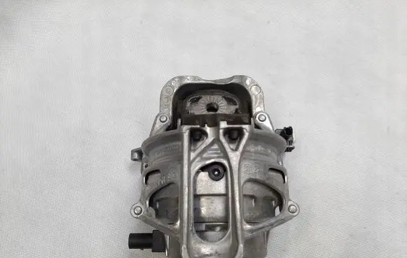 Engine mount bracket
